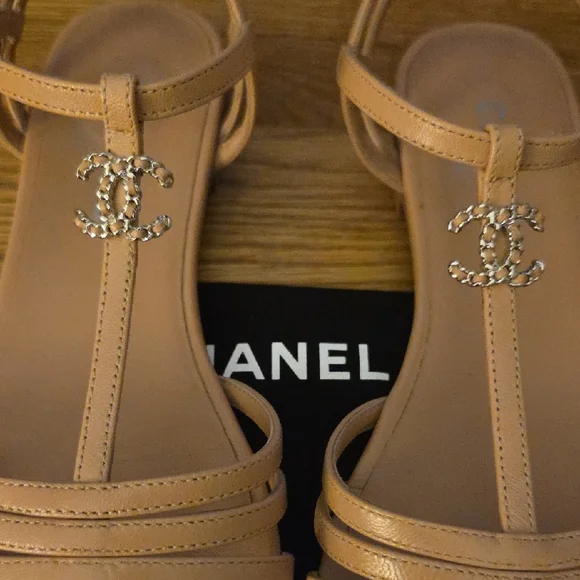 CHANEL Tan Lambskin Sandals with Intertwined Leather And Metal CC LOGO - Picture 2 of 13